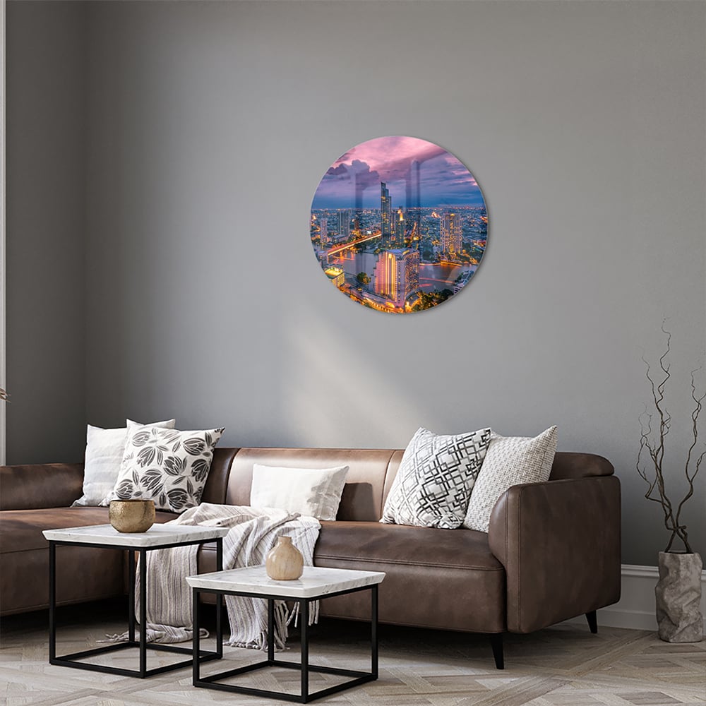 Glazen schilderij van een stad met avondlicht, perfect voor in huis.