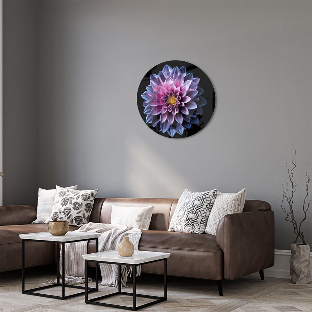Glazen schilderij van een roze bloem aan de muur in een stijlvolle woonkamer.