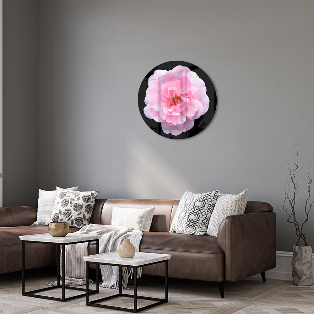 Glazen schilderij van een roze bloem op zwart glas, geschikt voor moderne interieurs.