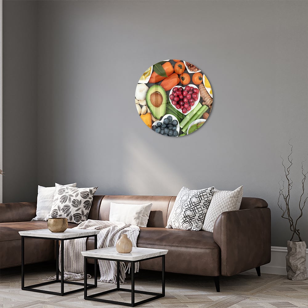 Glazen schilderij met een kleurrijke schikking van fruit en noten.