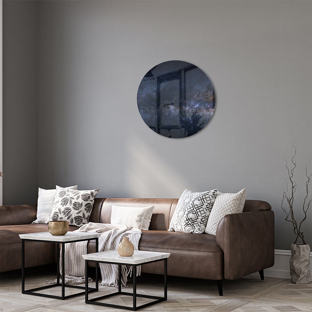 Glas schilderij met een sterrenhemel in een moderne woonkamer.