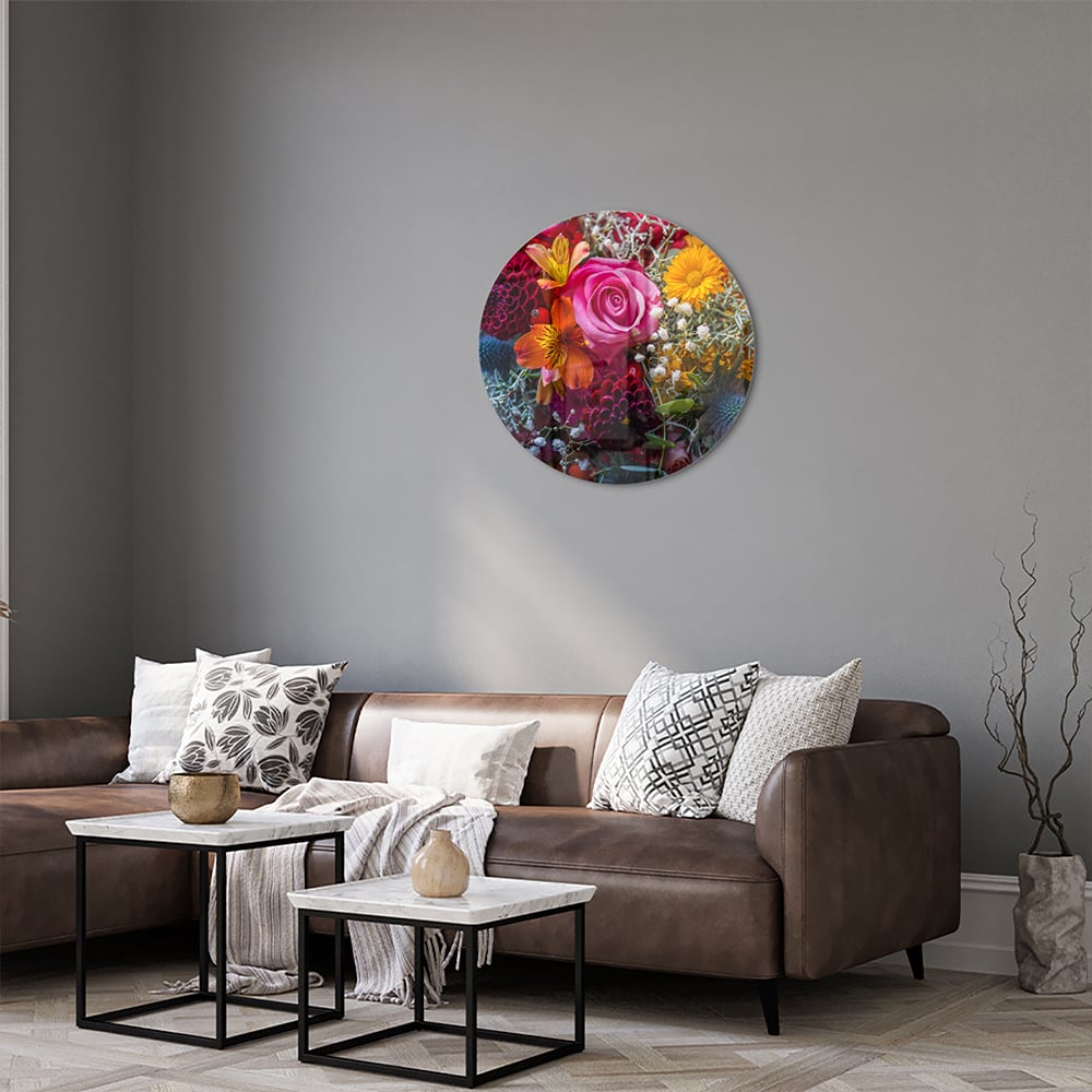Glazen schilderij met een kleurrijke bloemenmix, inclusief rozen en andere bloemen.