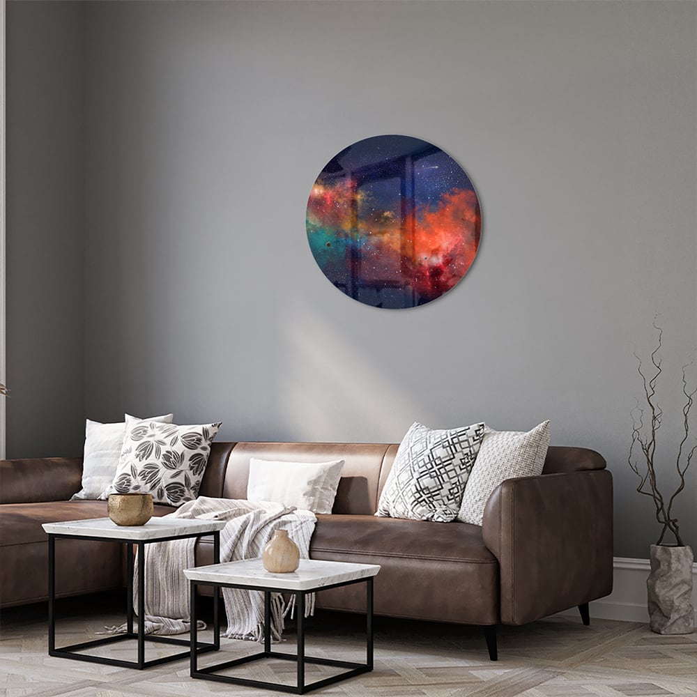 Glazen schilderij van een sterrenstelsel in levendige kleuren aan de muur.