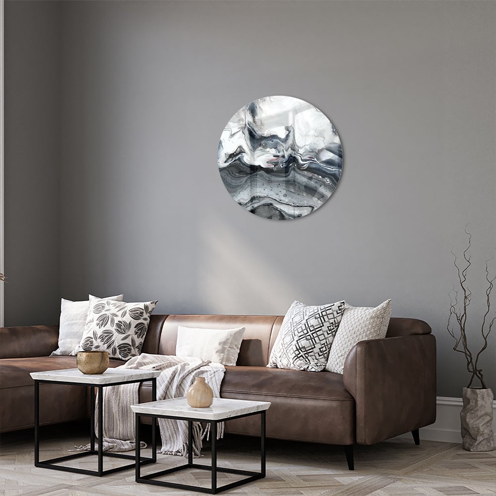 Abstract glazen schilderij met grijze en witte tinten aan de muur.