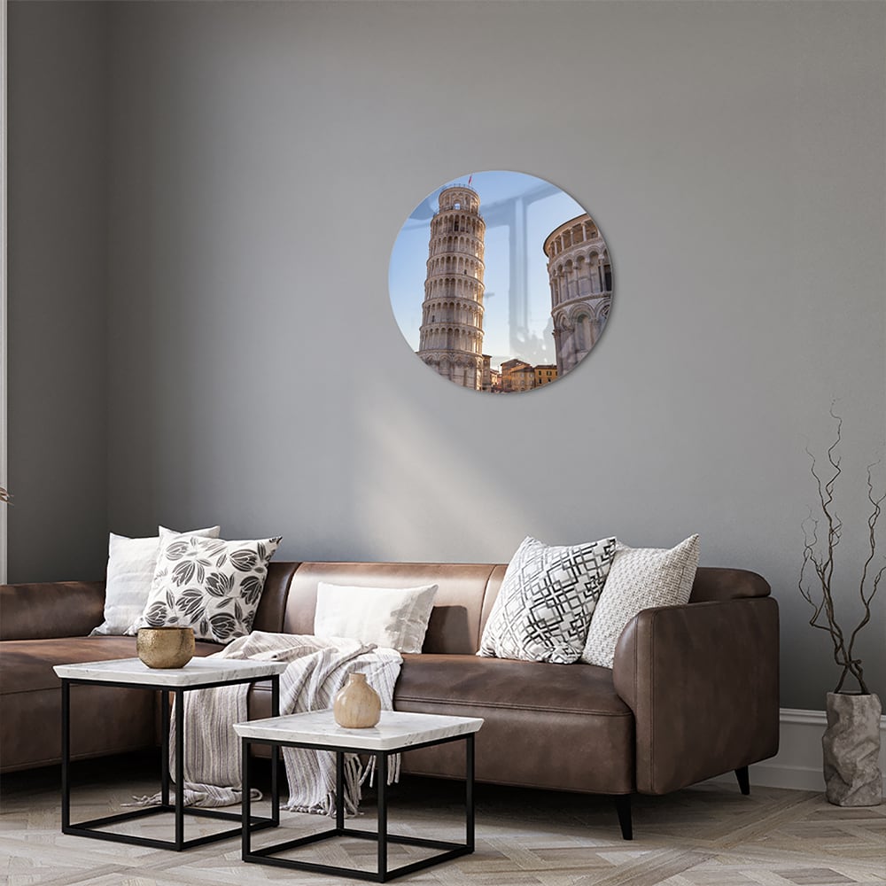 Glazen schilderij van de Toren van Pisa in een stijlvolle woonkamer.
