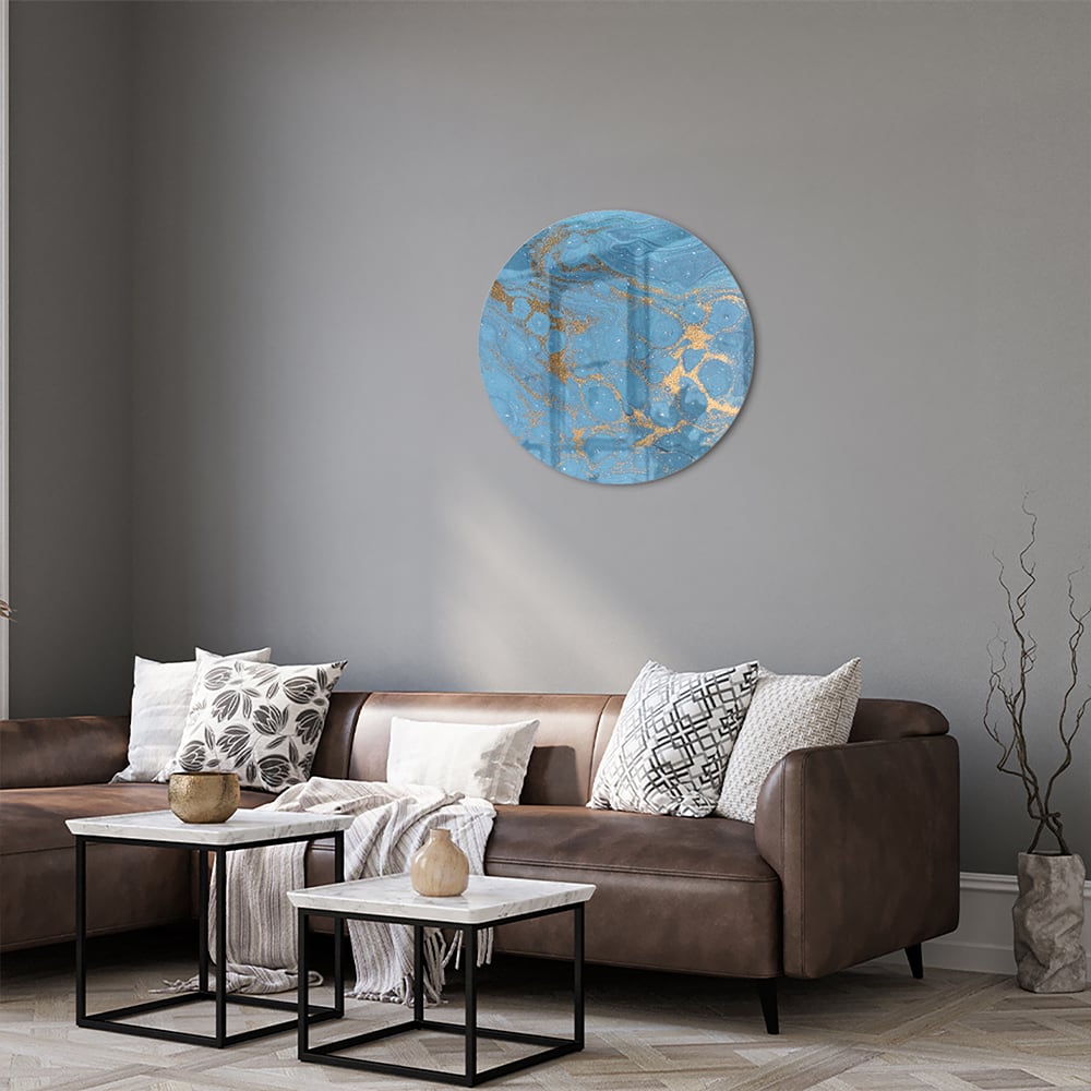 Glazen schilderij met blauw en gouden patronen aan de muur boven een houten kast.