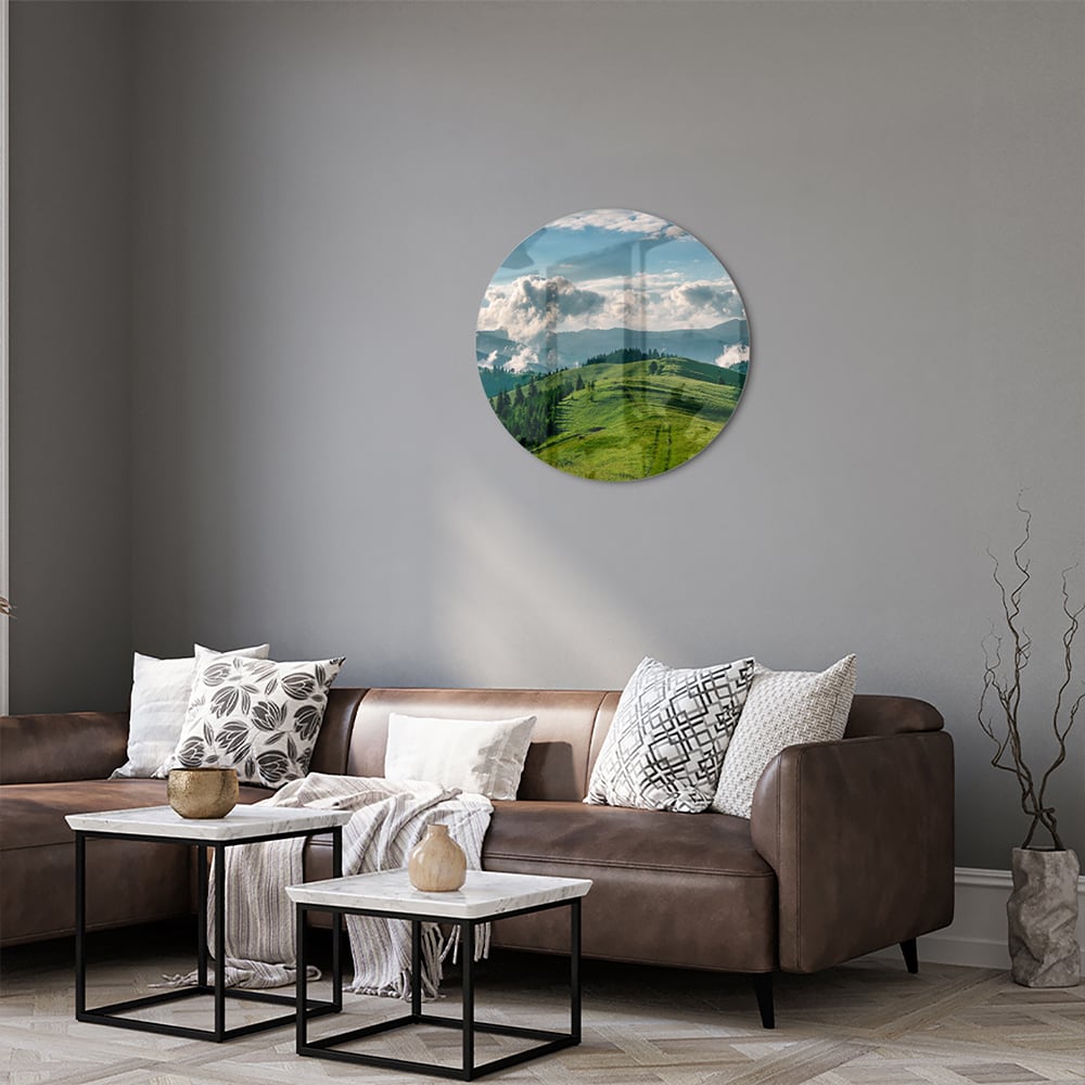 Glas schilderij van een prachtig berglandschap met groene heuvels en bergen.