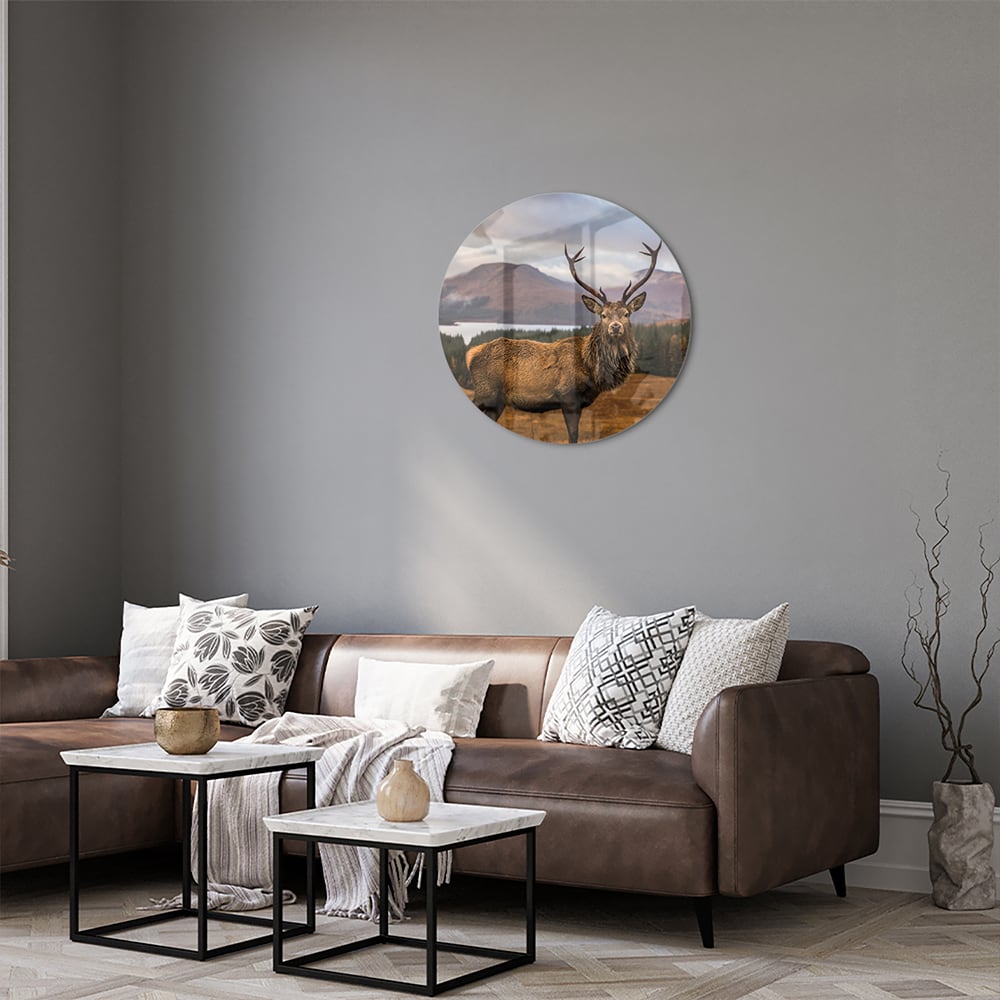 Glazen schilderij van een hert op een natuurlijke achtergrond.