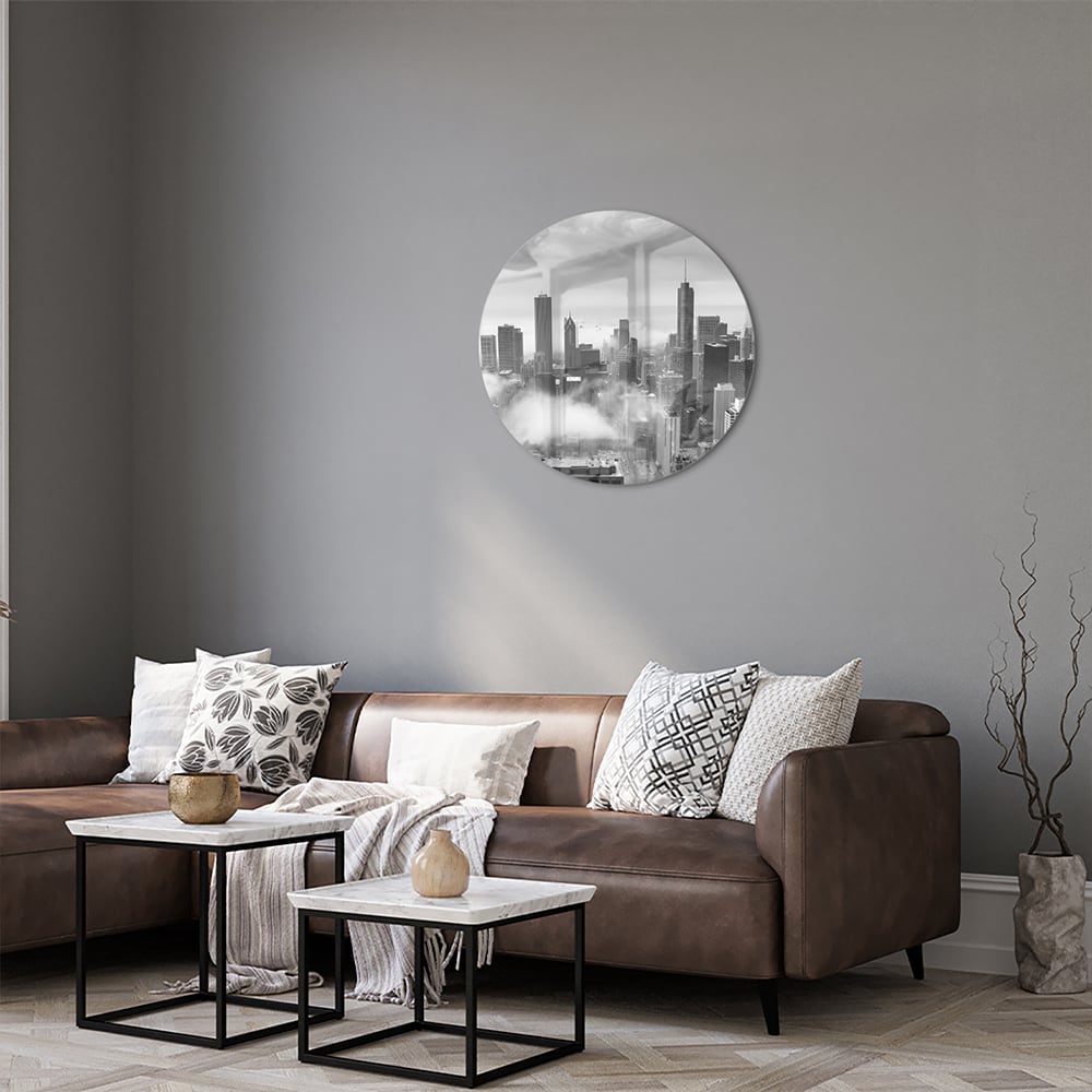 Glazen schilderij van een stads skyline in zwart-wit met wolken.