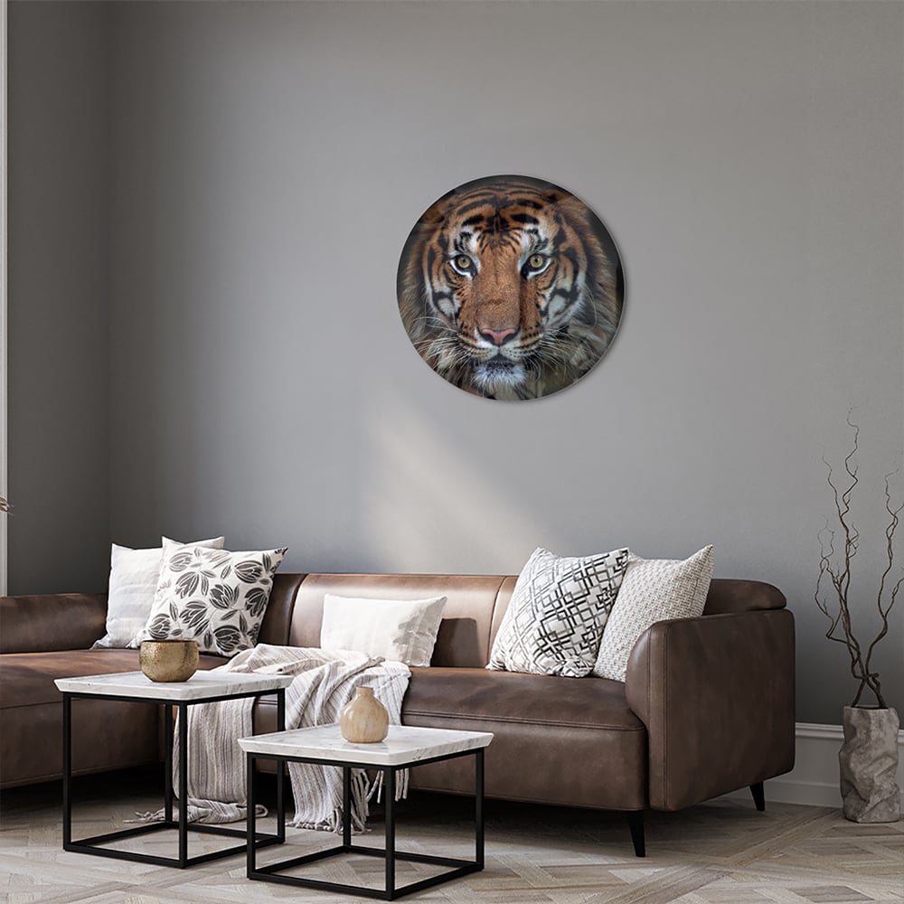 Glazen schilderij van een tijger, mooi weergegeven in een moderne woonkamer.