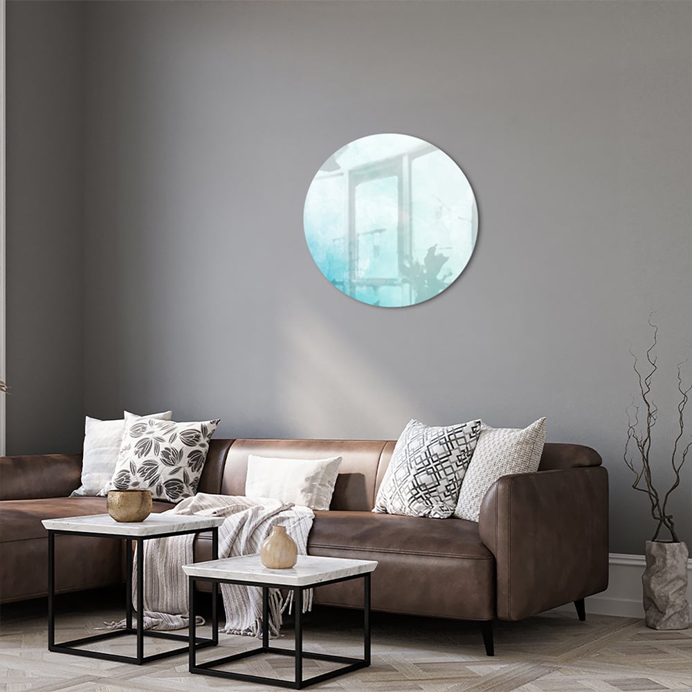 Abstract glazen schilderij met blauwe en turquoise tinten aan de muur.