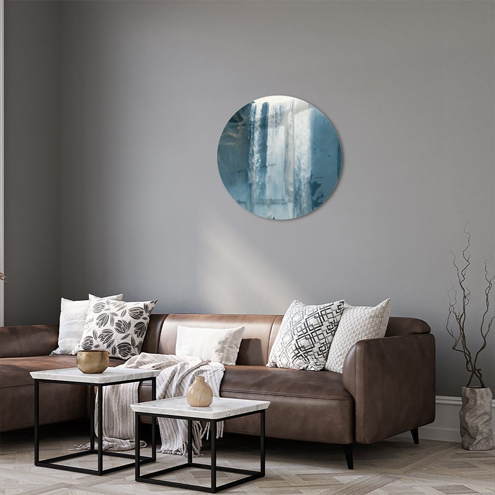 Glazen schilderij van een waterval in een moderne woonkamer.