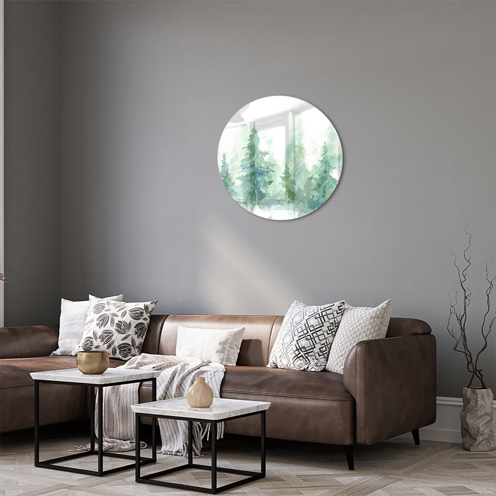 Glazen schilderij met groene dennenbomen aan de muur in een modern interieur.