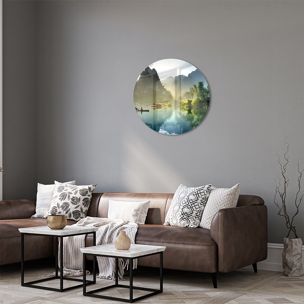 Glazen schilderij van een serene berglandschap met reflecties in het water.