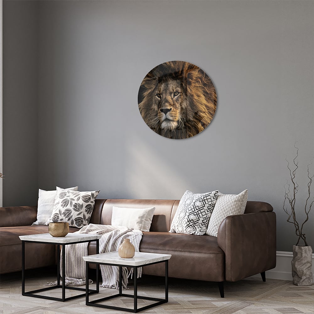 Glazen schilderij van een leeuw met een krachtige uitstraling