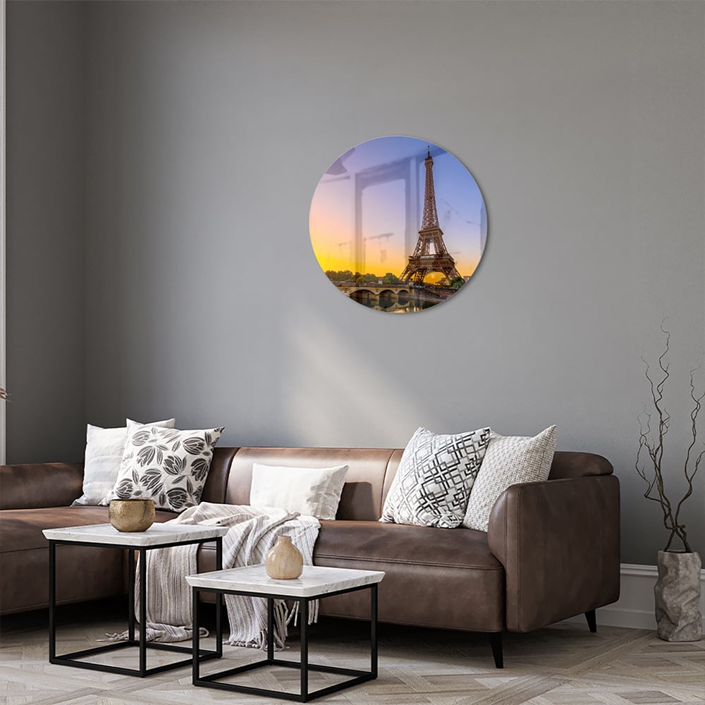 Een glazen schilderij van de Eiffeltoren bij zonsondergang, met warme kleuren.