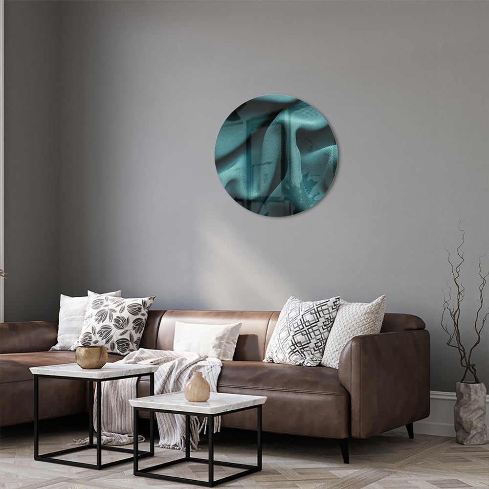 Elegante blauwgroene glazen schilderij in een moderne woonomgeving.