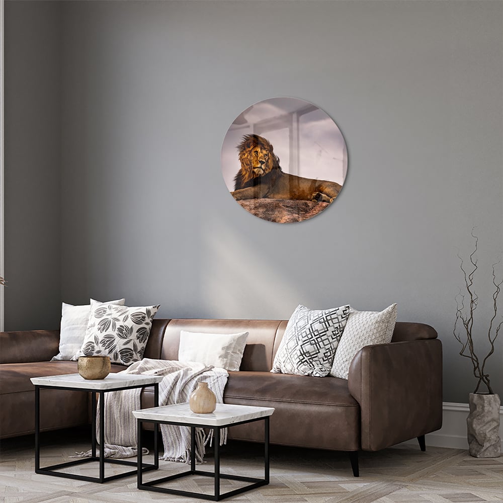 Glazenschilderij van een majestueuze leeuw op een rots, perfect voor interieurdecoratie.