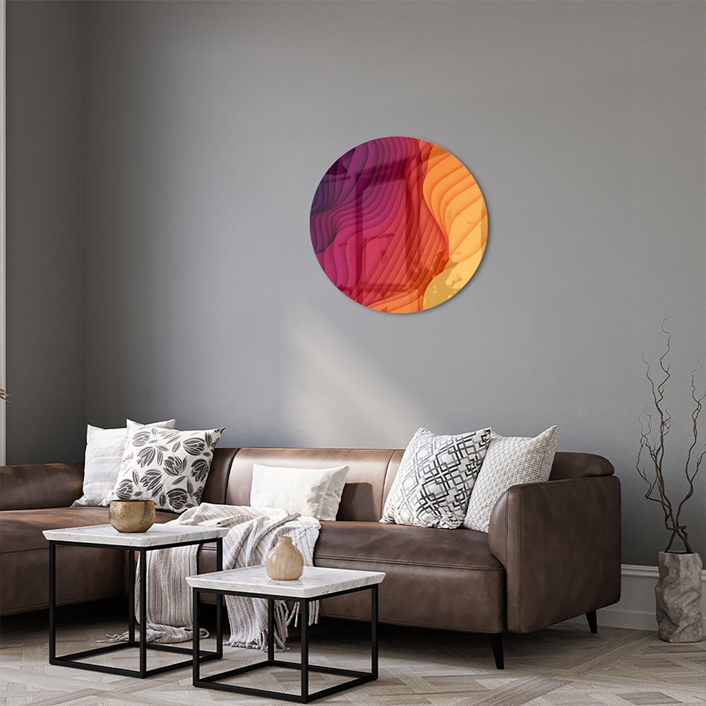Abstract glazen schilderij met paarse en oranje golven aan de muur.