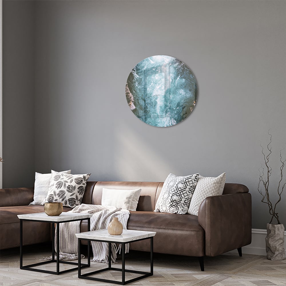 Glas schilderij van helder bergwater dat door rotsen stroomt.