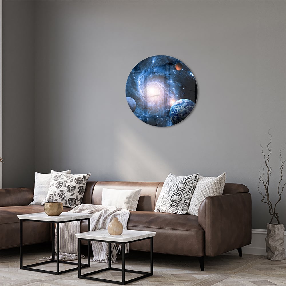 Glazen schilderij van het heelal met sterren en planeten, hangend aan de muur