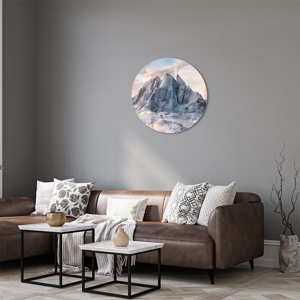 Glazen schilderij van besneeuwde bergen in een lichte woonkamer