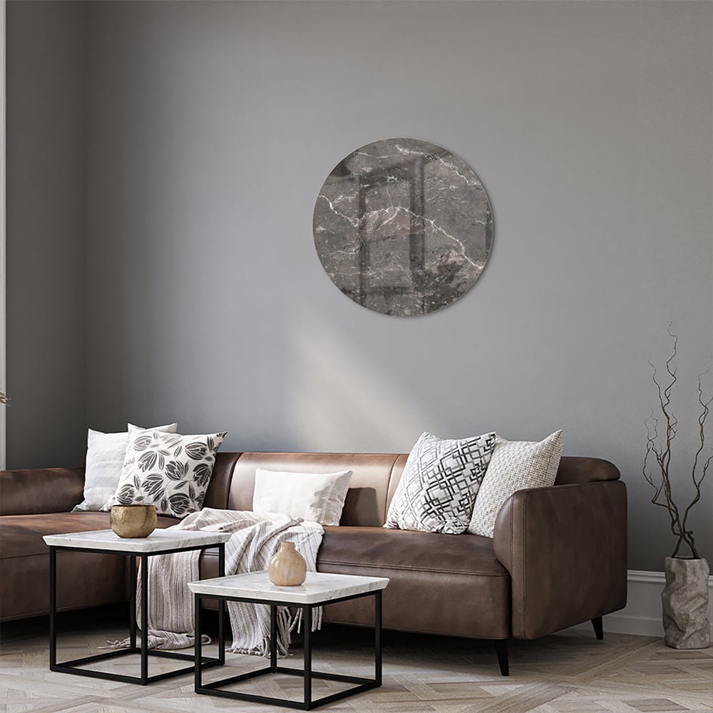 Glazen schilderij met marmerdesign in een moderne woonkamer
