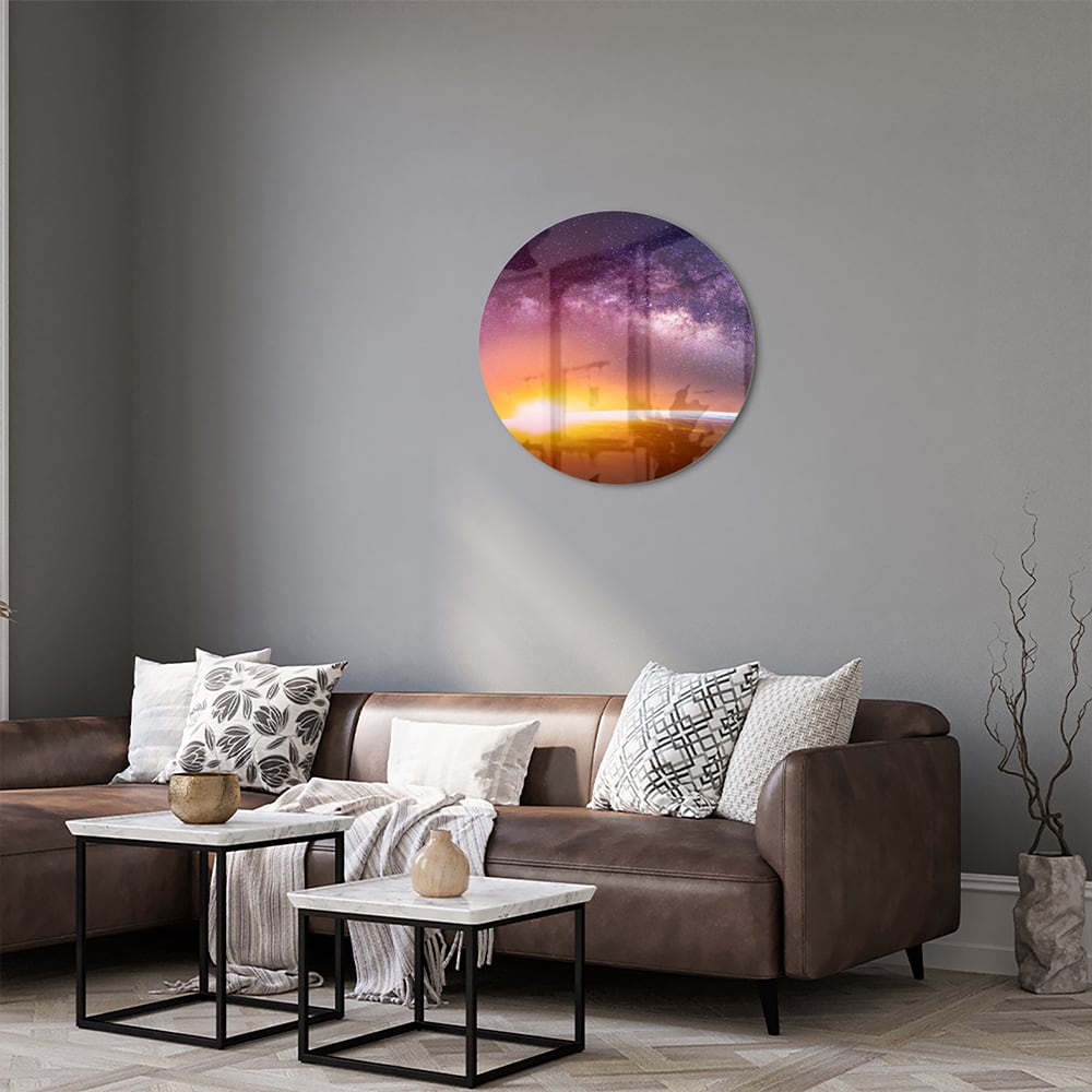 Glazen schilderij van een sterrenhemel met zonsondergang, hangt aan de muur in een stijlvolle woonkamer.