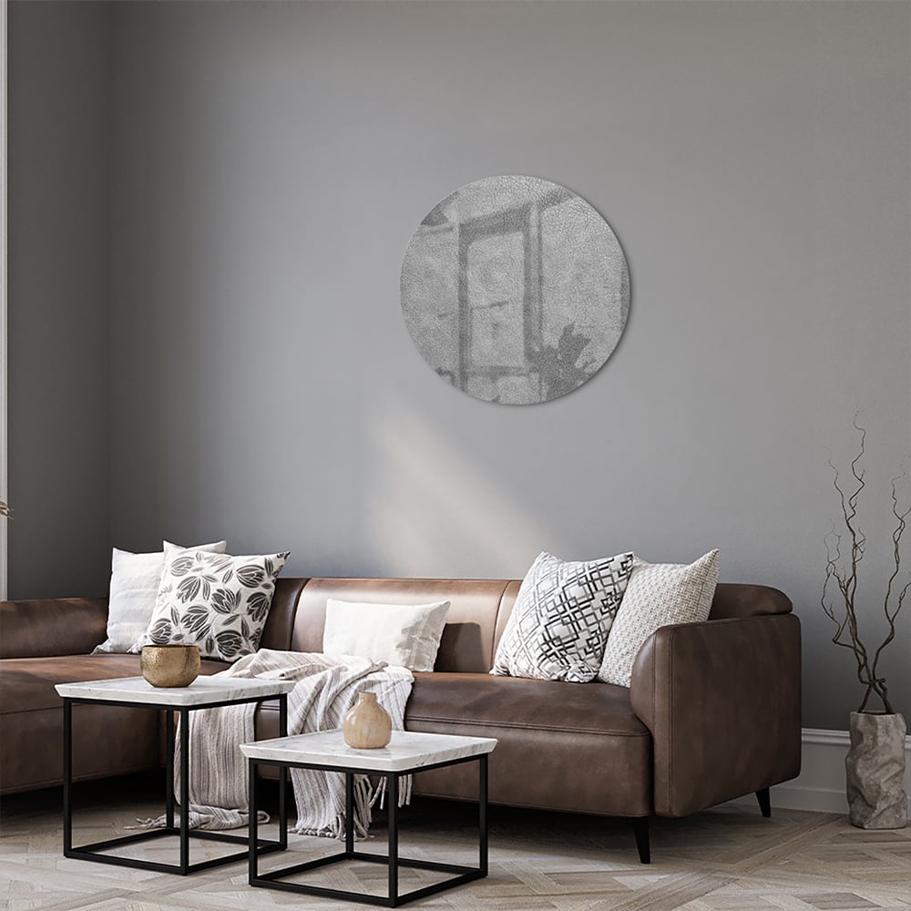 Minimalistisch glazen schilderij met subtiele schaduwen aan de muur