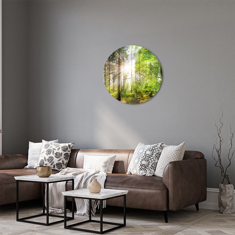 Glazen schilderij van een bos met zonnestralen op een muur.