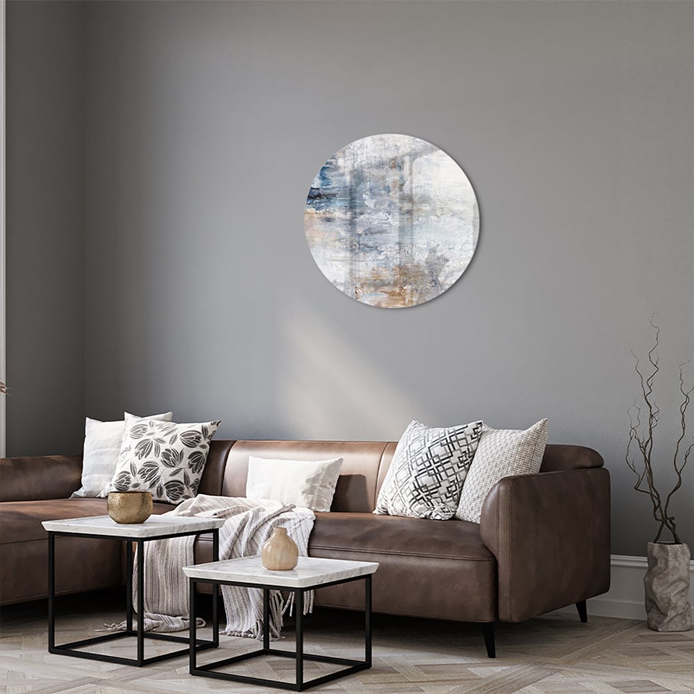 Abstract glazen schilderij met blauwe en neutrale tinten in woonkamer