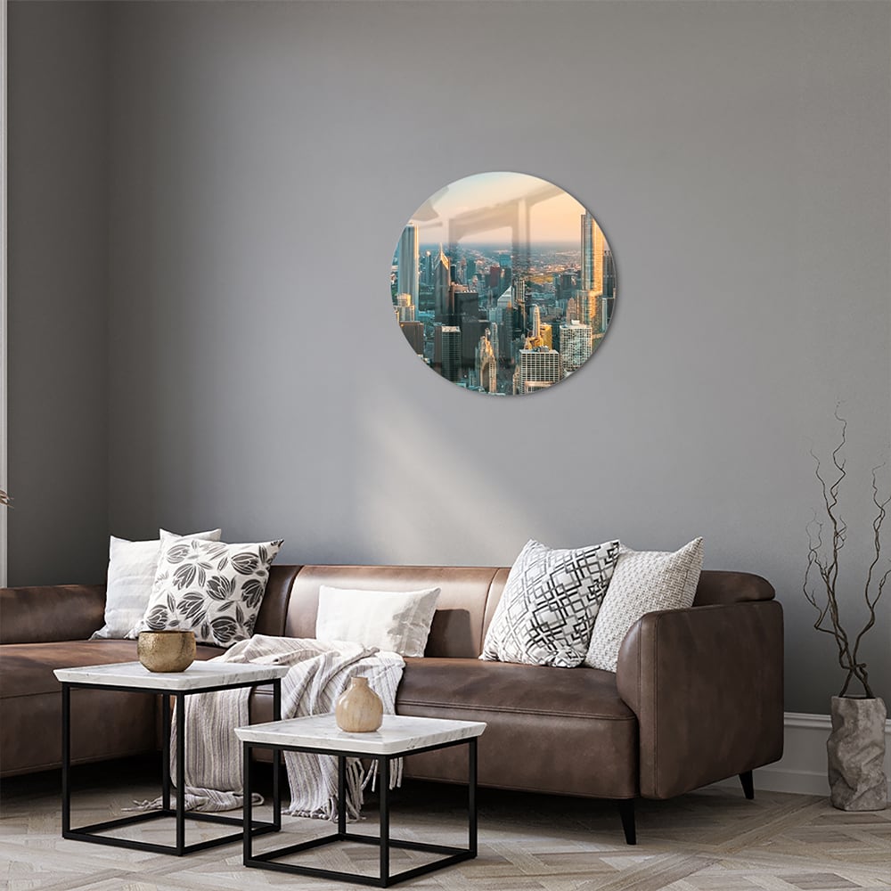 Glazen schilderij met uitzicht op een stad skyline onder een zonsondergang