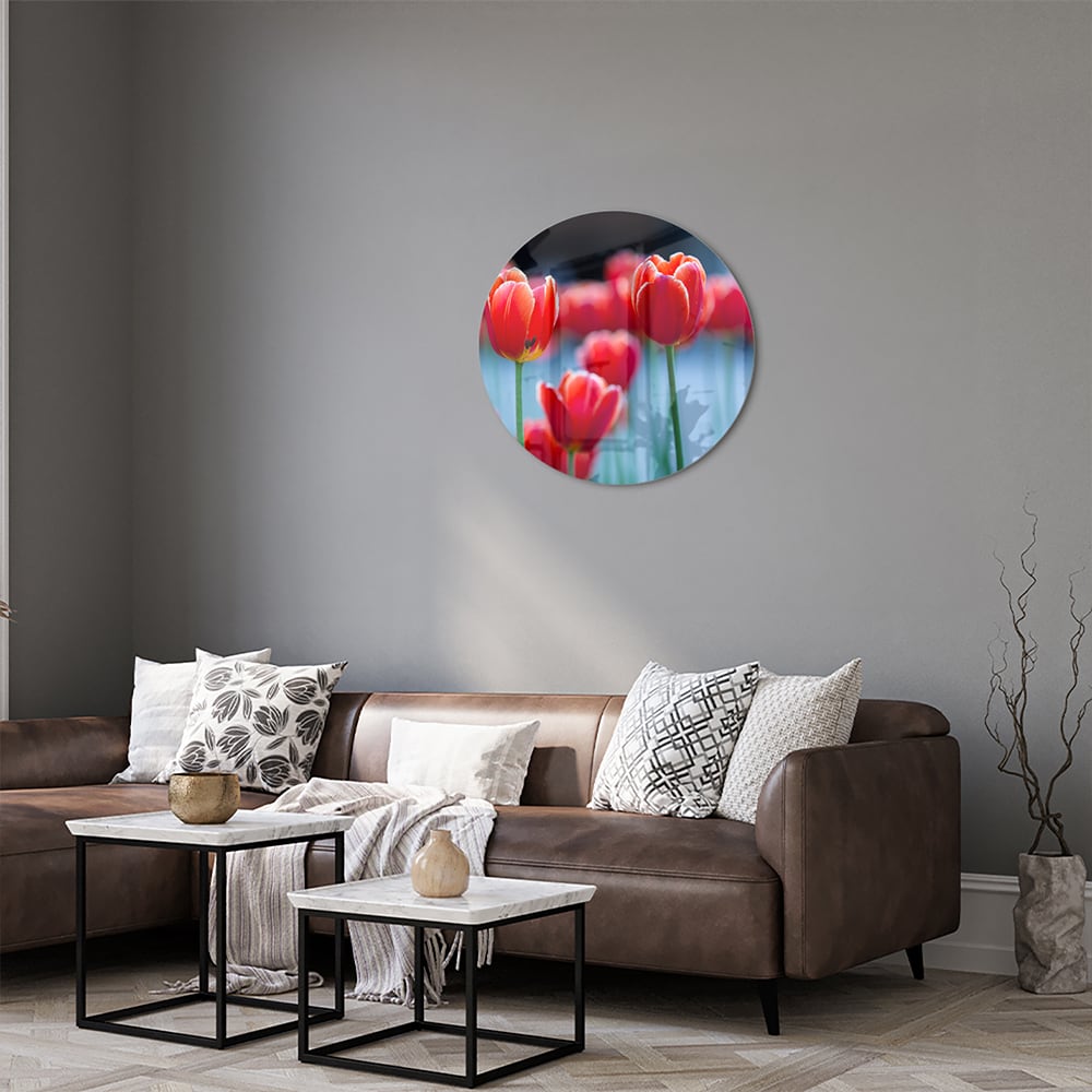 Glazen schilderij met rode tulpen op een witte muur