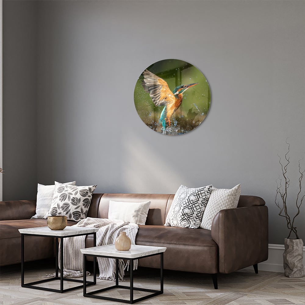 Glazen schilderij van een ijsvogel die in het water duikt