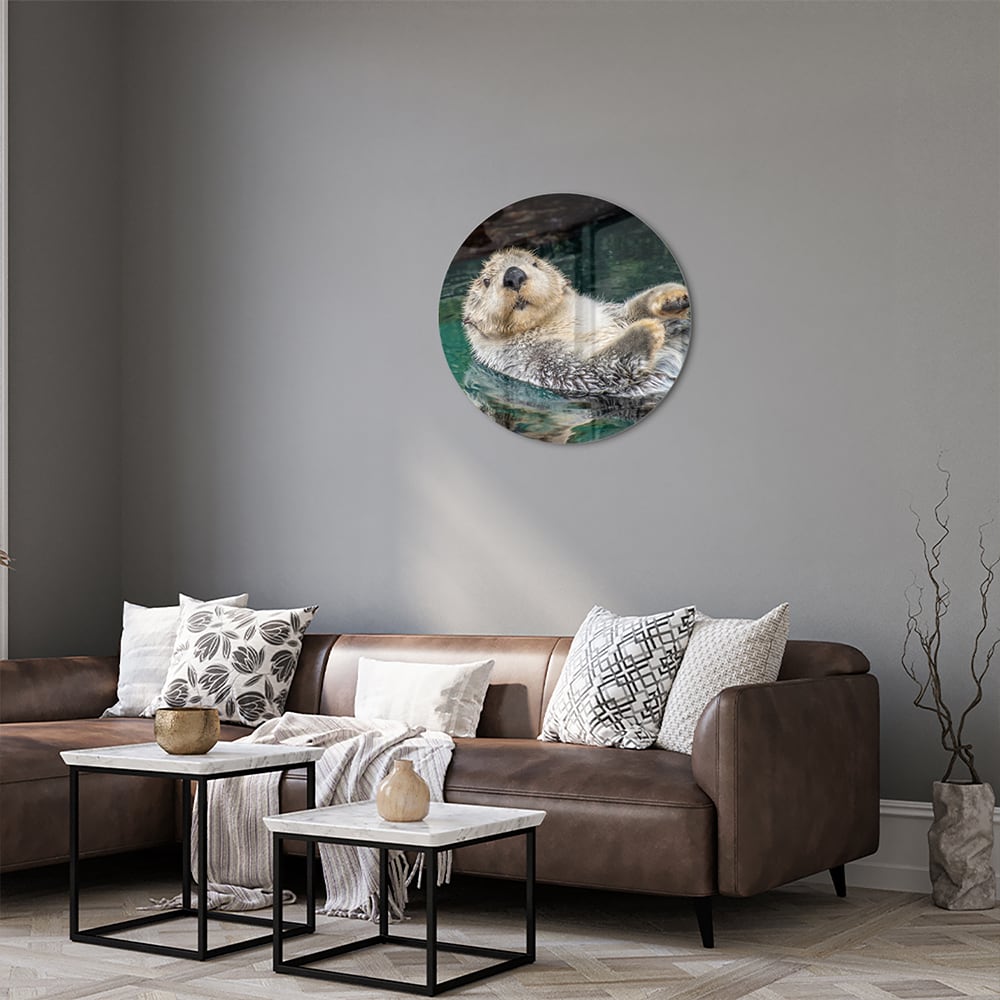 Glazen schilderij van een zeeotter die in water drijft.