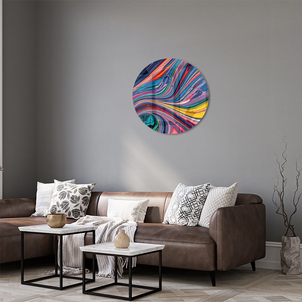 Kleurrijk abstract glazen schilderij aan de muur in een modern interieur.