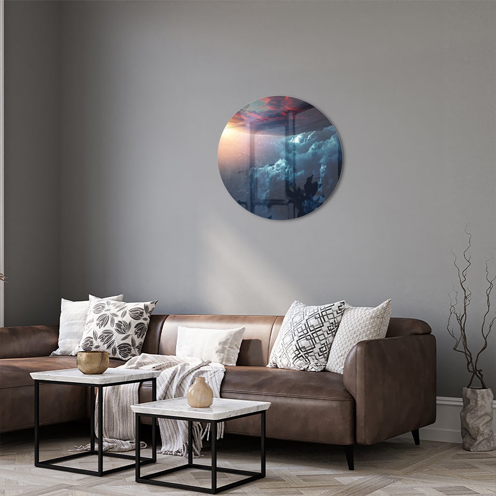 Glazen schilderij met een kosmisch uitzicht en kleurrijke lucht in woonkamer.