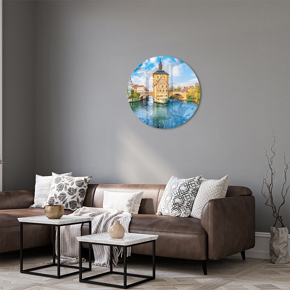 Glazen schilderij van een schilderachtig stadje aan het water met kleurrijke gebouwen en een helderblauwe lucht.