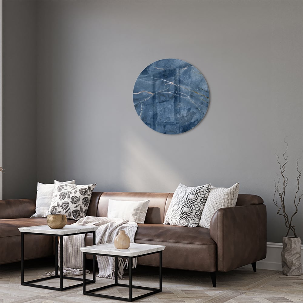 Diepblauw glazen schilderij met marmerstructuur aan de muur