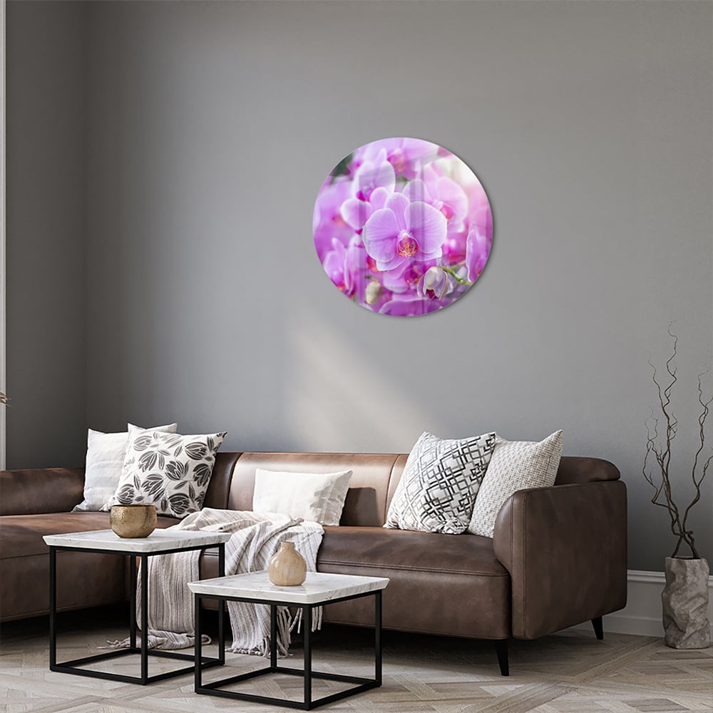 Glazen schilderij met een close-up van paarse orchideen in een mooi interieur