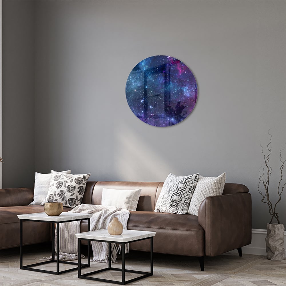 Glazen schilderij van het universum met kleurrijke sterren en nevels.