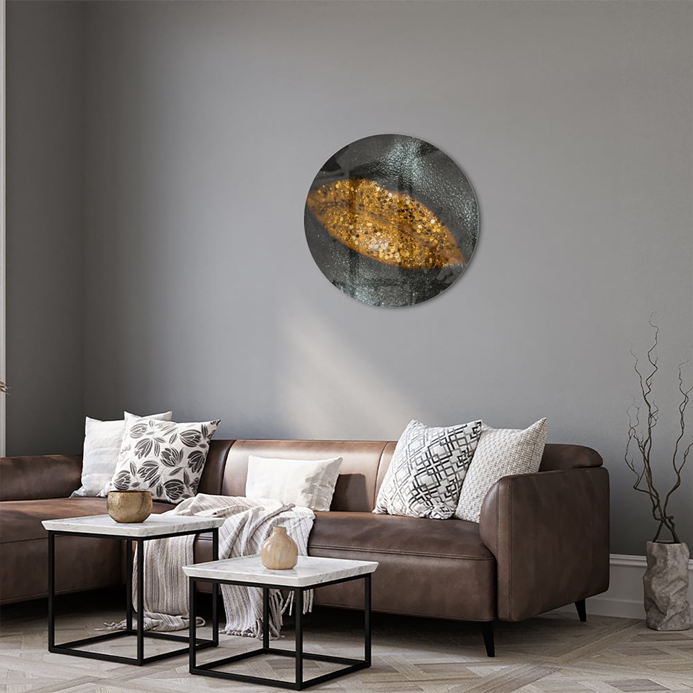 Glazen schilderij met een gouden blad op een zwarte achtergrond, perfect voor moderne interieurs.