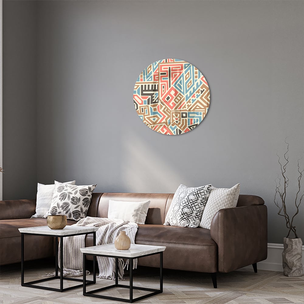 Abstract glazen schilderij met kleurrijke geometrische patronen aan de muur.