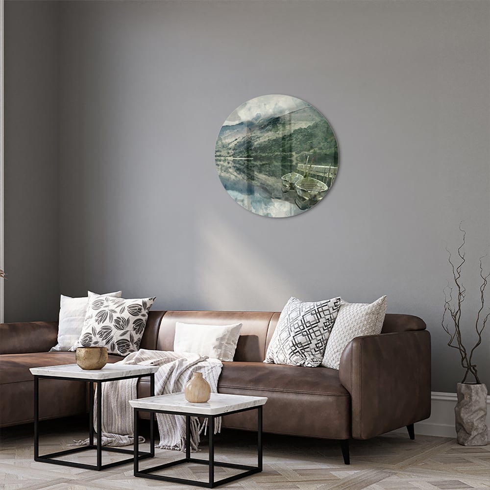 Glazen schilderij van een serene landschap met blauw meer en bergen