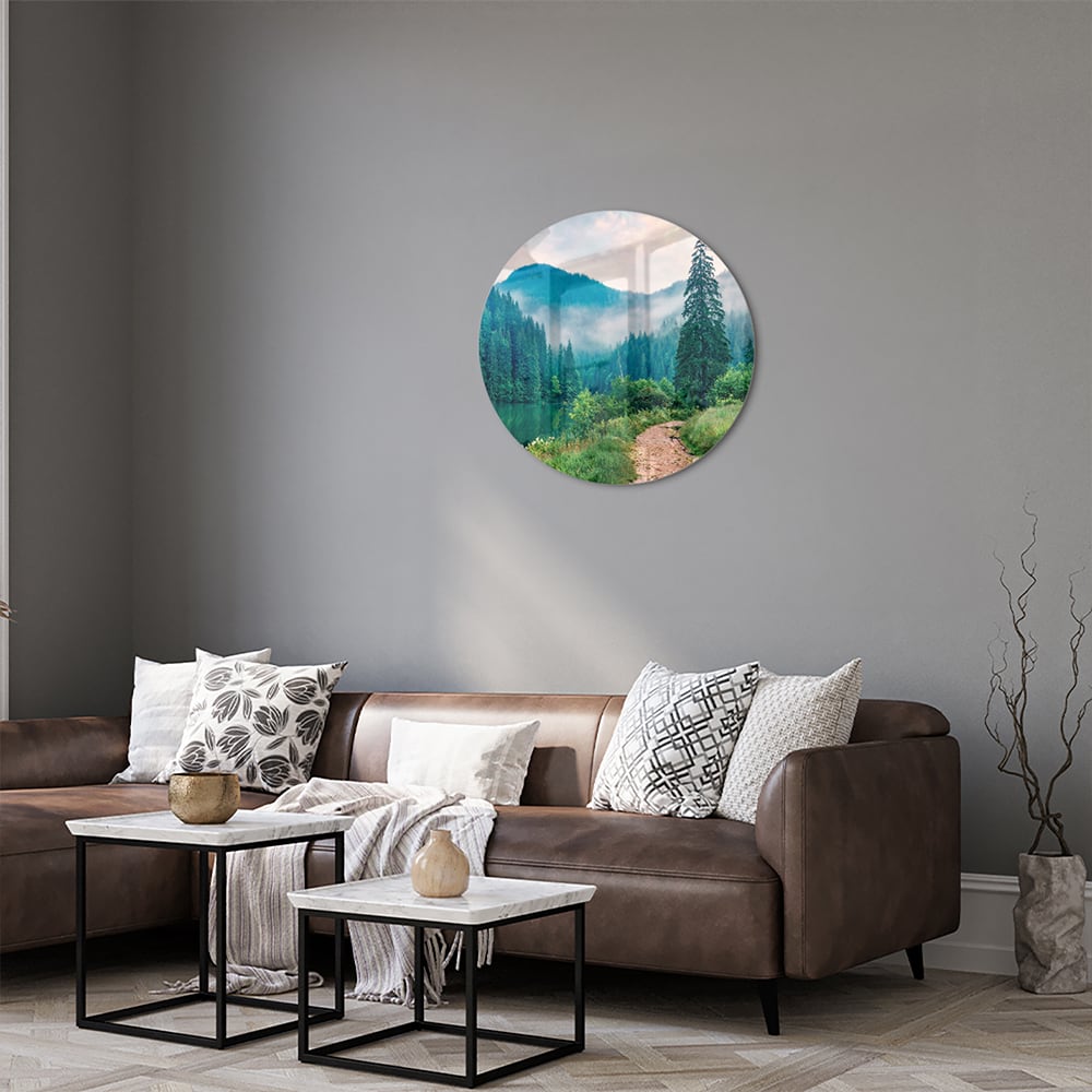 Glazen schilderij van een berglandschap met een pad en bomen
