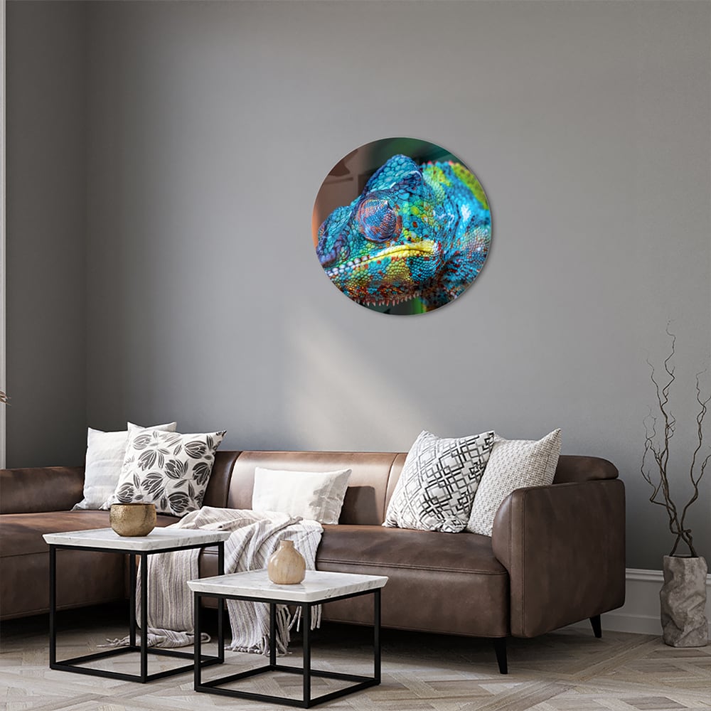 Glazen schilderij van een kleurrijk chameleon hangt aan de muur