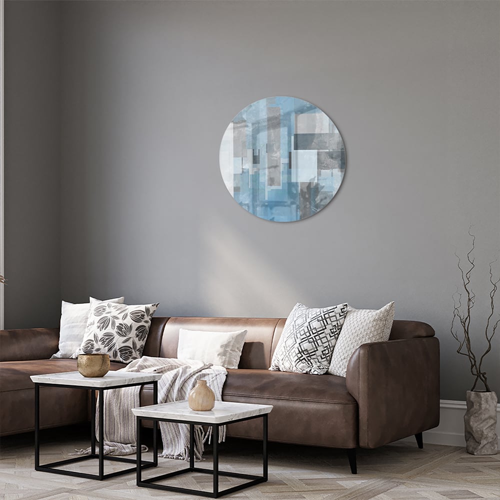 Abstract glas schilderij met blauwe en grijze tinten aan de muur