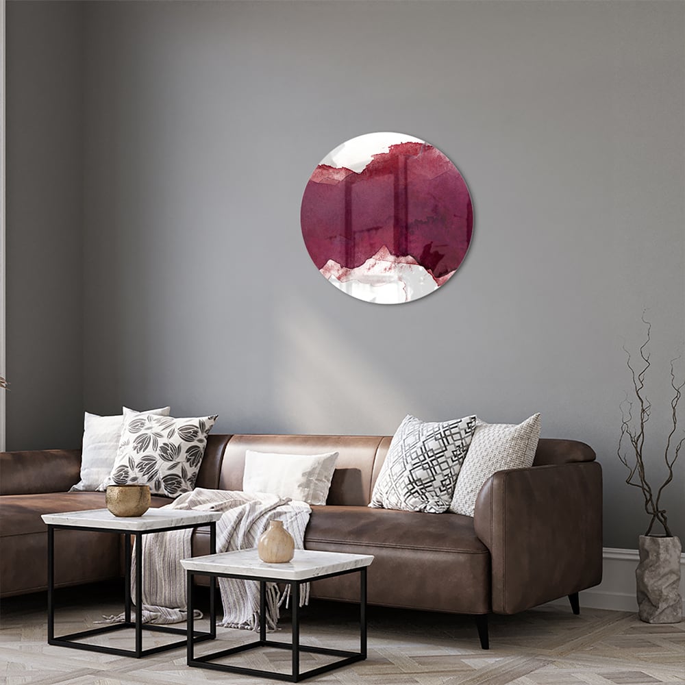 Abstract glas schilderij in dieprood gehangen boven een moderne kast