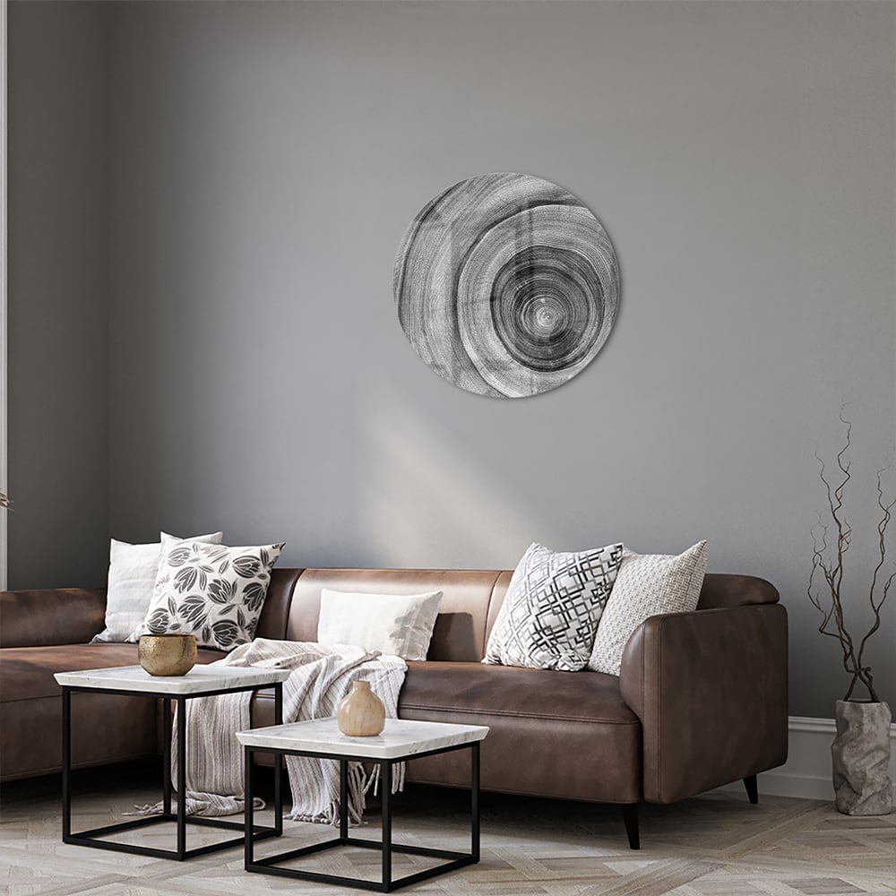 Abstract glazen schilderij in grijstinten met cirkels aan de muur