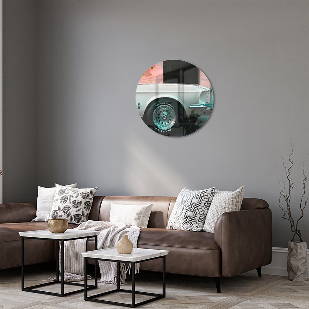 Glazen schilderij van een vintage auto in een sfeervol interieur